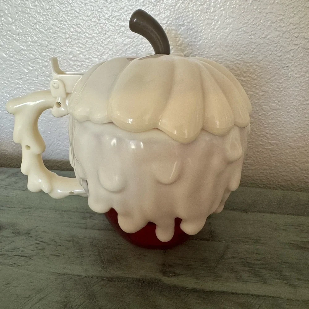 Disney Parks Poison Apple Stein Glow in the Dark